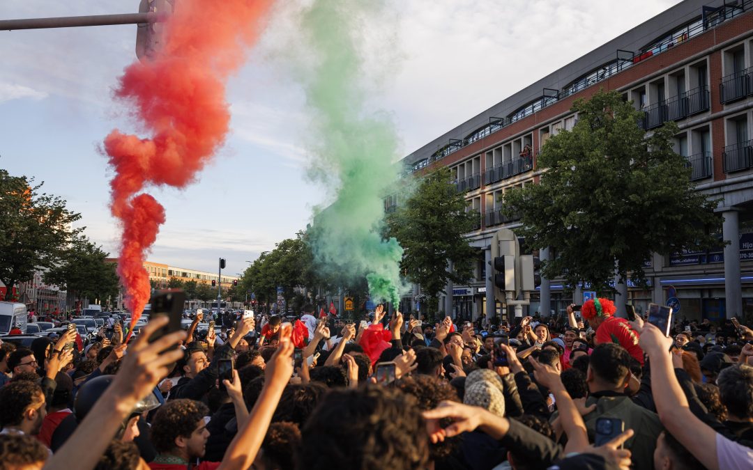 La alegría de los hinchas de Marruecos inunda las calles de los Países Bajos tras la eliminación de Holanda