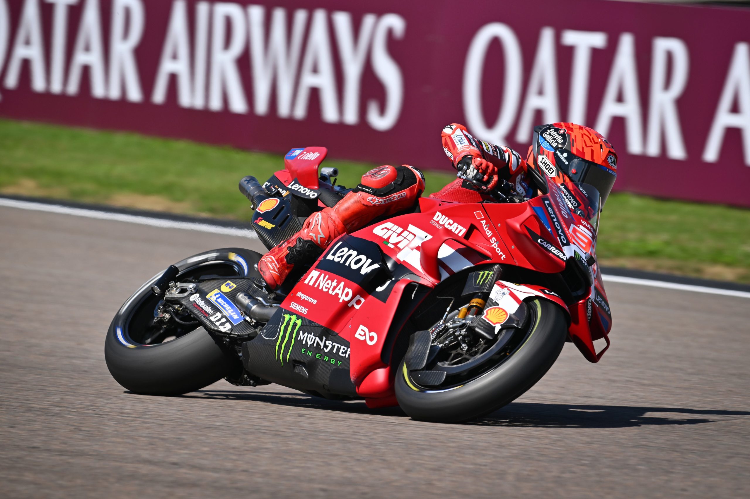 Márquez reina en Sachsenring en otra jornada negra para Bezzecchi