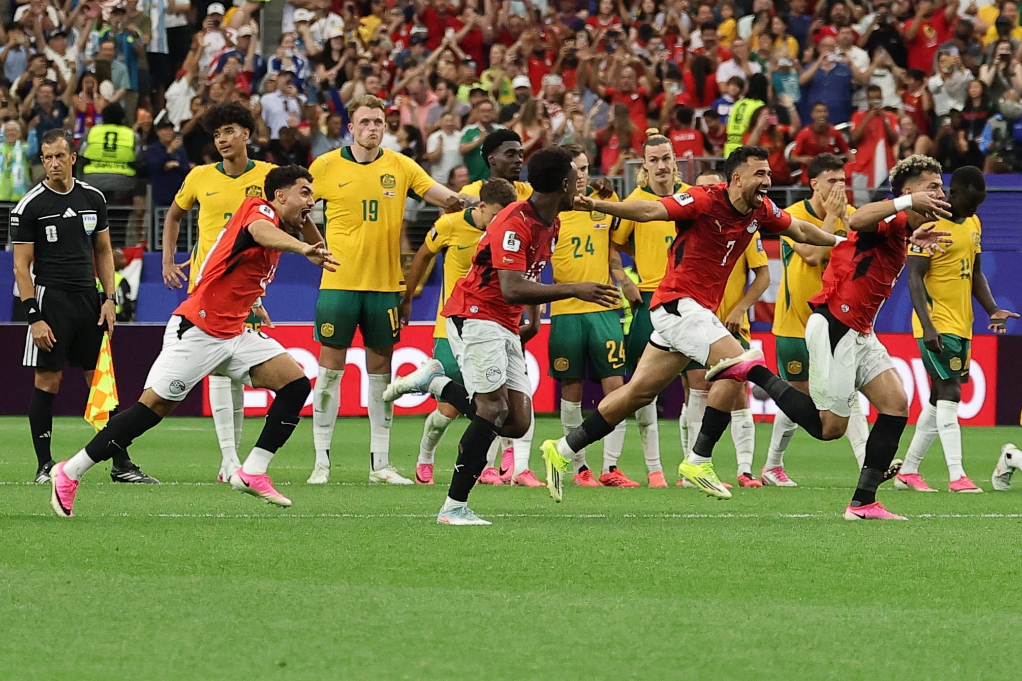 Egipto sobrevive a los goles en contra de Hany para eliminar a Australia