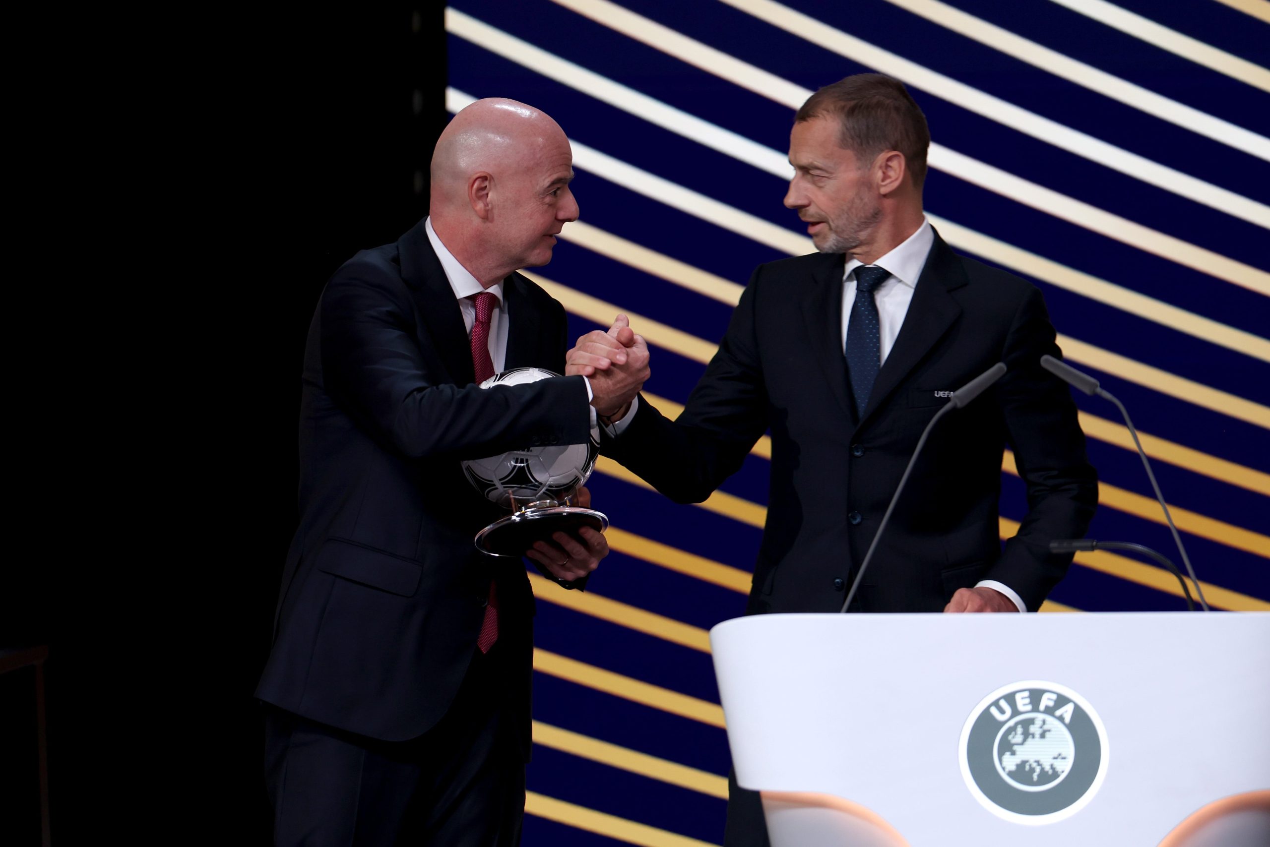 La UEFA y sus federaciones nacionales acuerdan boicotear a la FIFA por unanimidad