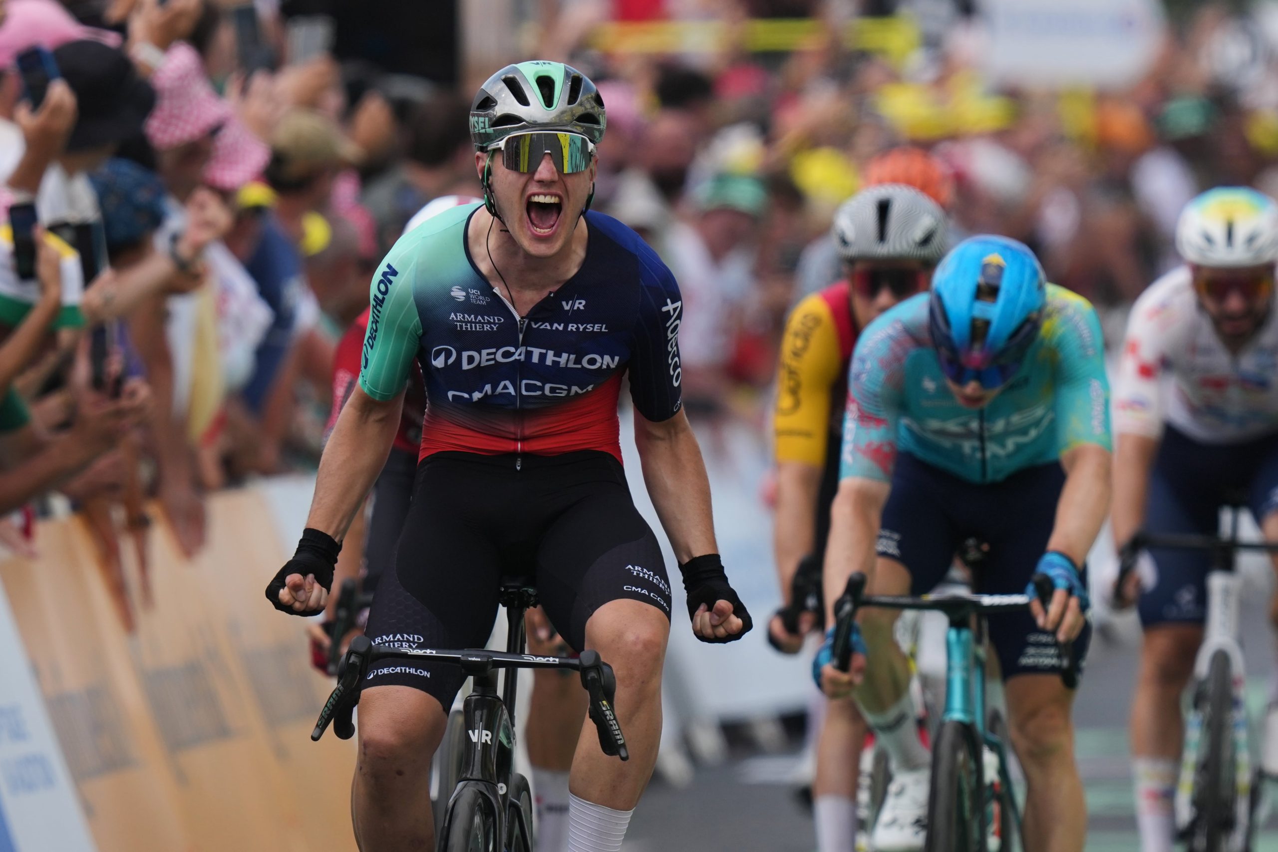 Olav Kooij, del equipo de Seixas, gana al sprint la quinta etapa del Tour de Francia en Pau