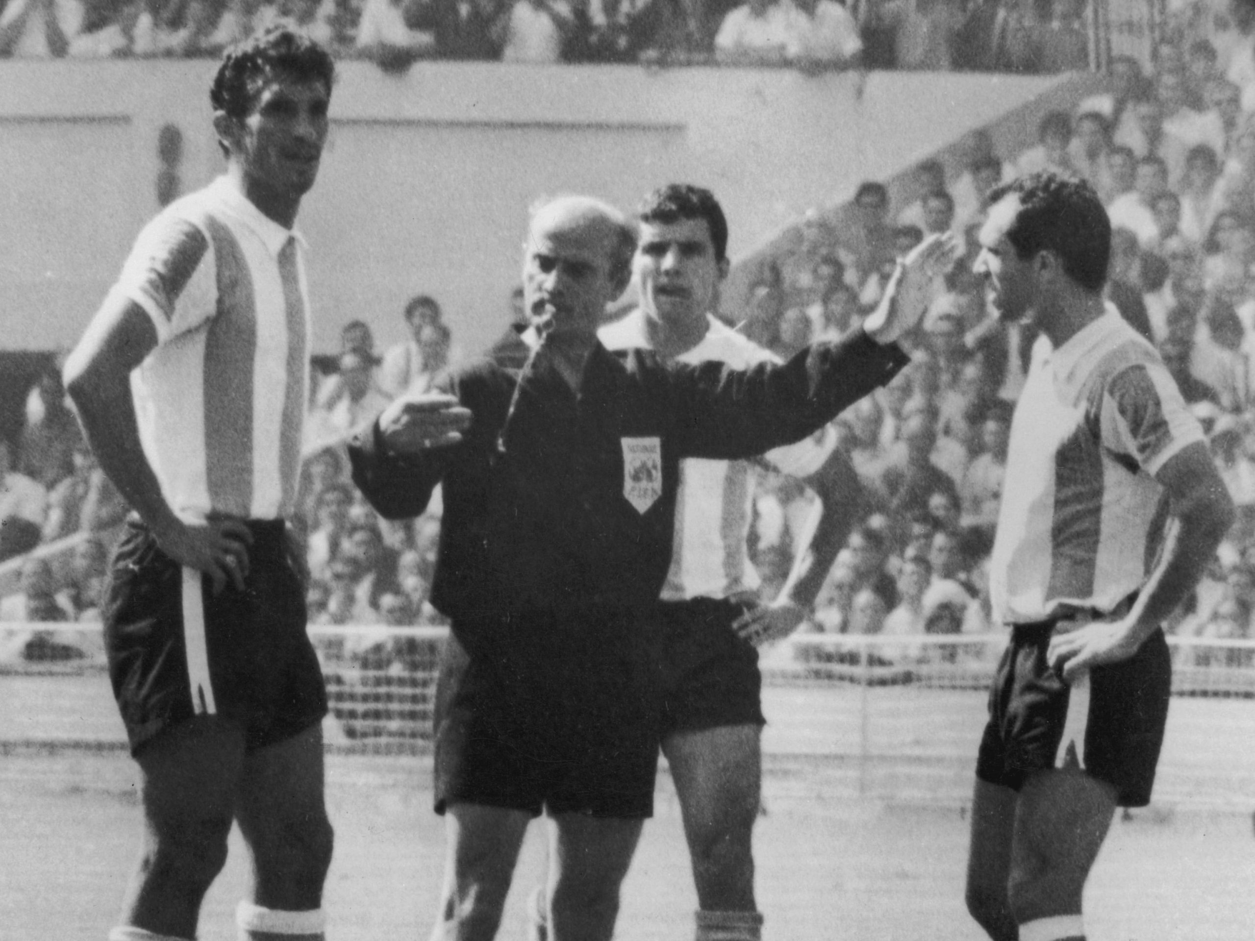 Muere Rattín, el futbolista que en el Mundial 66 inspiró las tarjetas rojas y amarillas