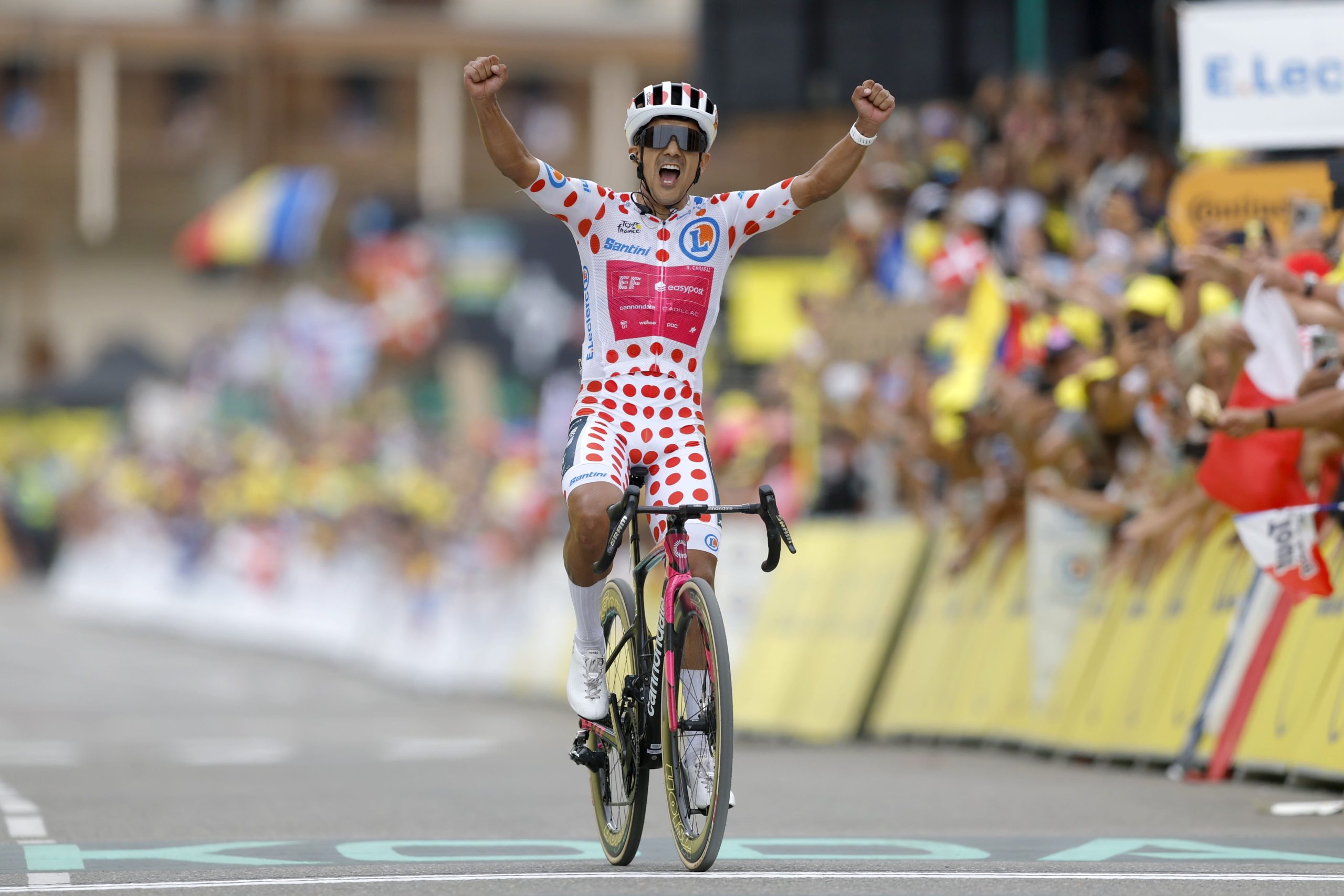 Richard Carapaz vence en Alpe d’Huez en la penúltima etapa del Tour de Francia