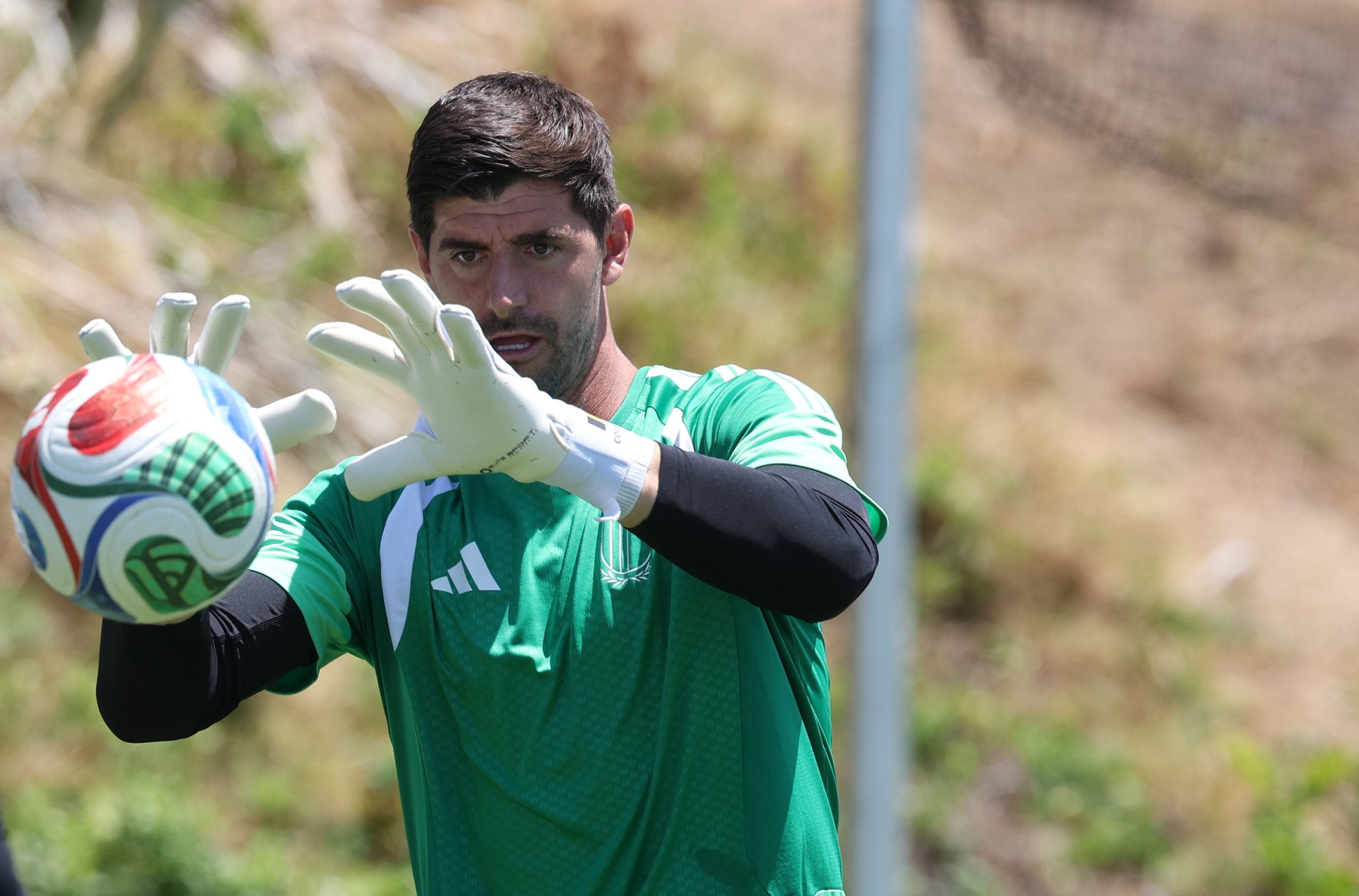 Courtois y la generación que se mueve entre el oro y el conflicto
