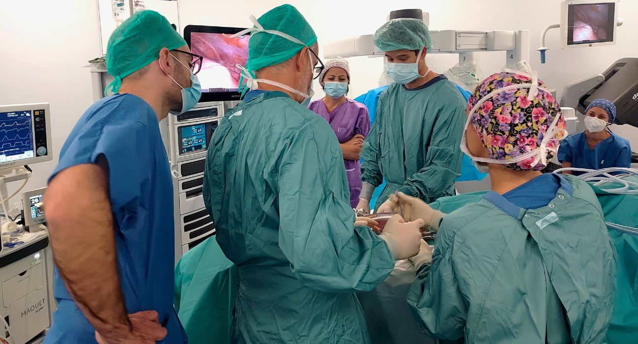 Vall d’Hebron realiza el primer trasplante en España entre personas con VIH
