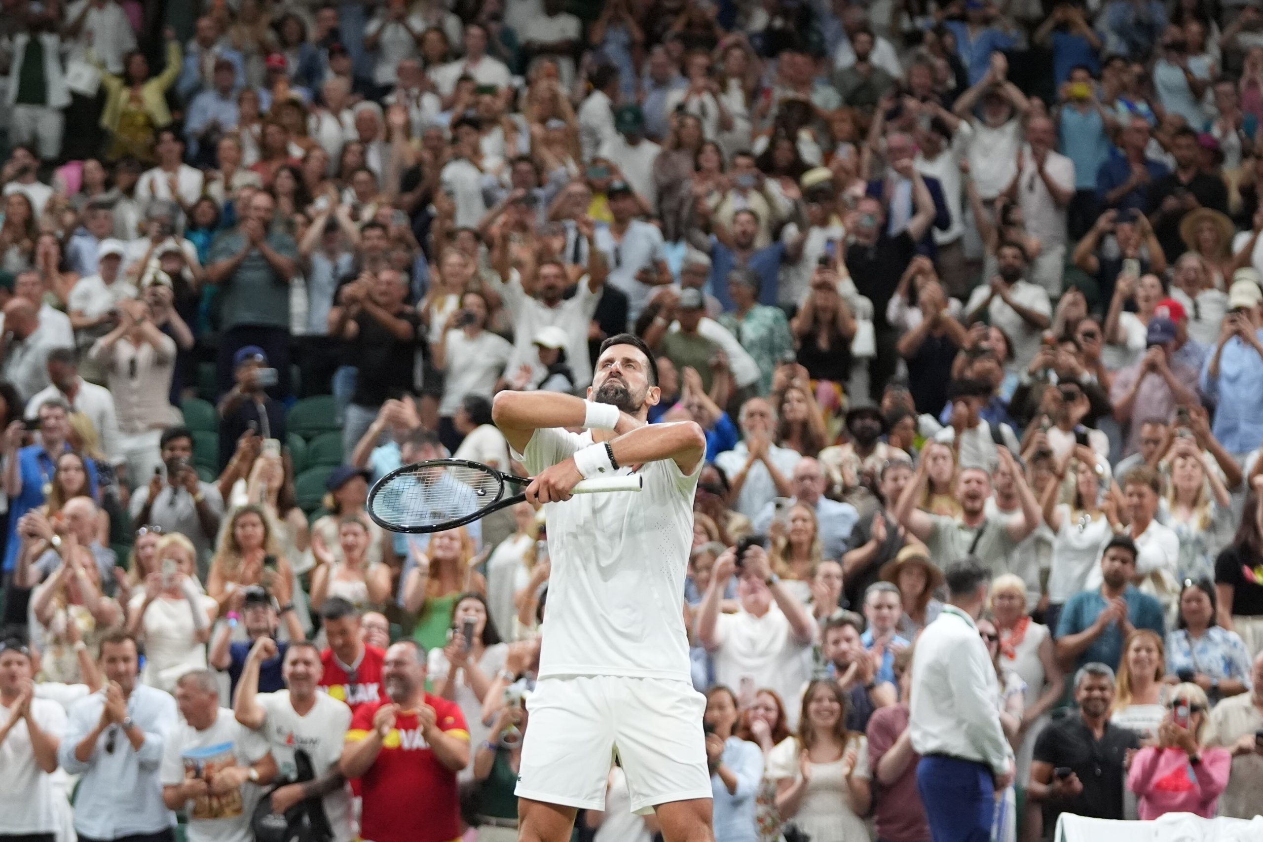 Djokovic sigue viajando al infinito: se sostiene y encara a Sinner en las semifinales de Londres