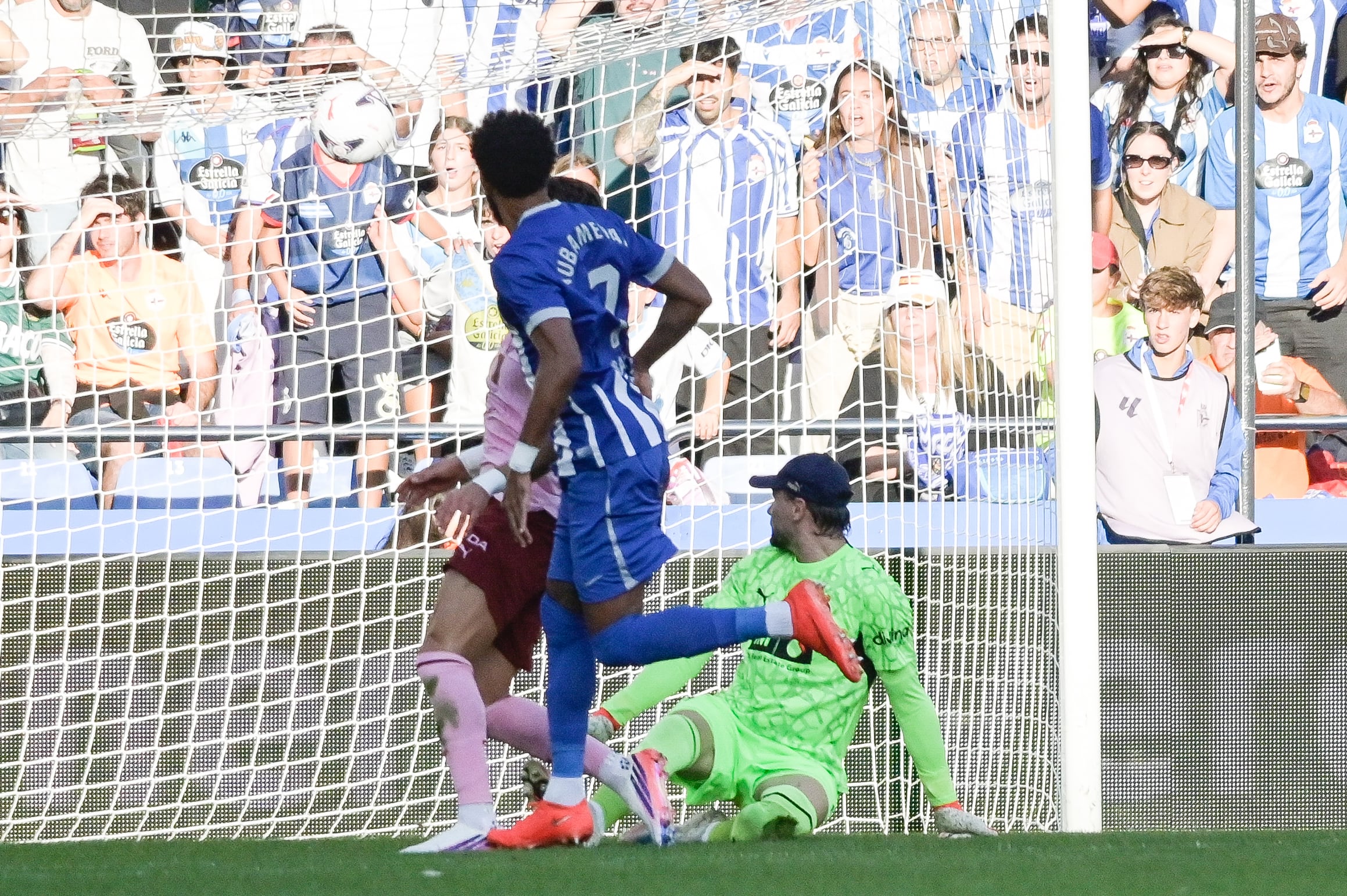 Aubameyang le da brillo al Deportivo ante un mal Valencia