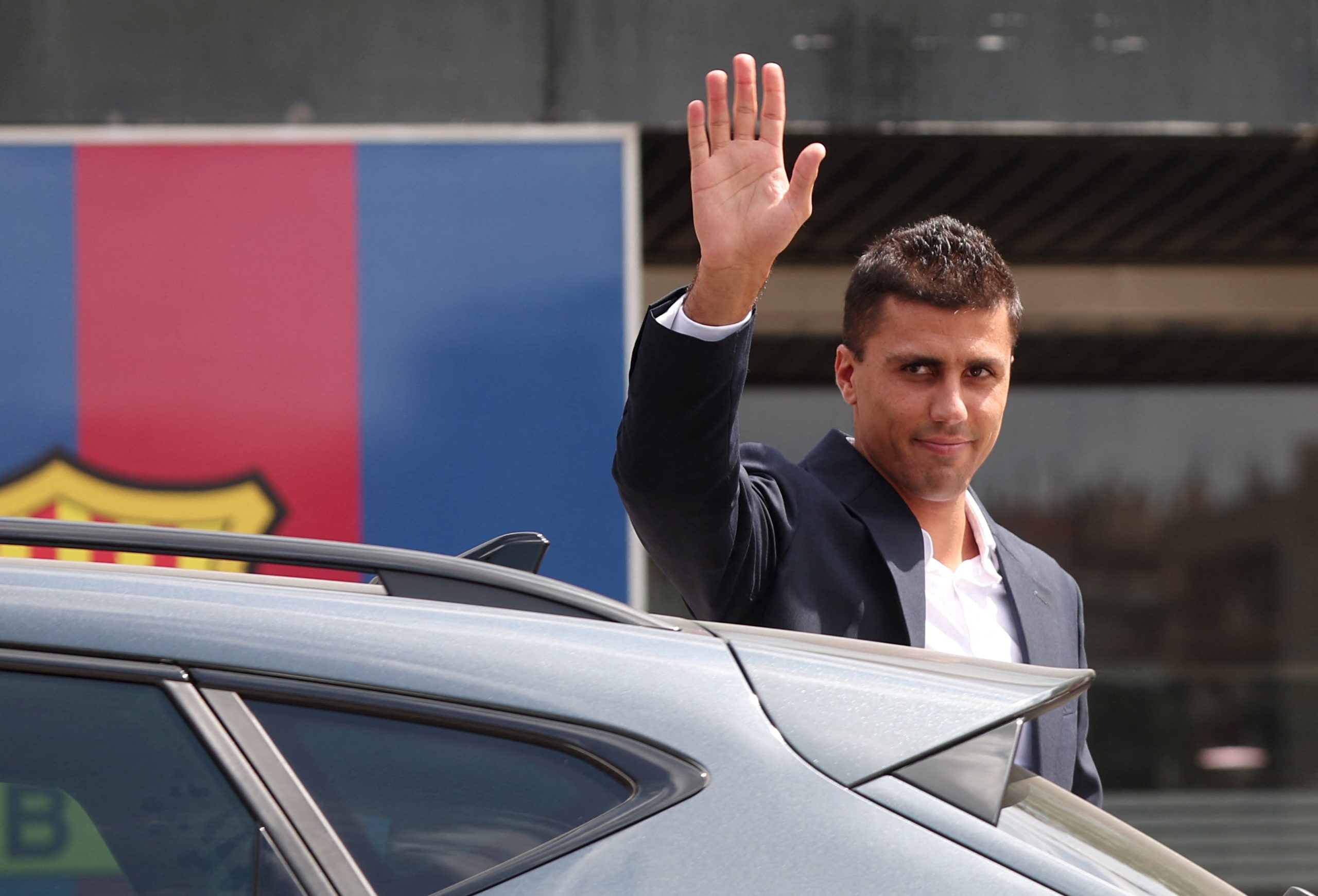 El Barcelona presenta a Rodri hasta 2030: “El Barça está a un paso de ganar la ansiada Champions”