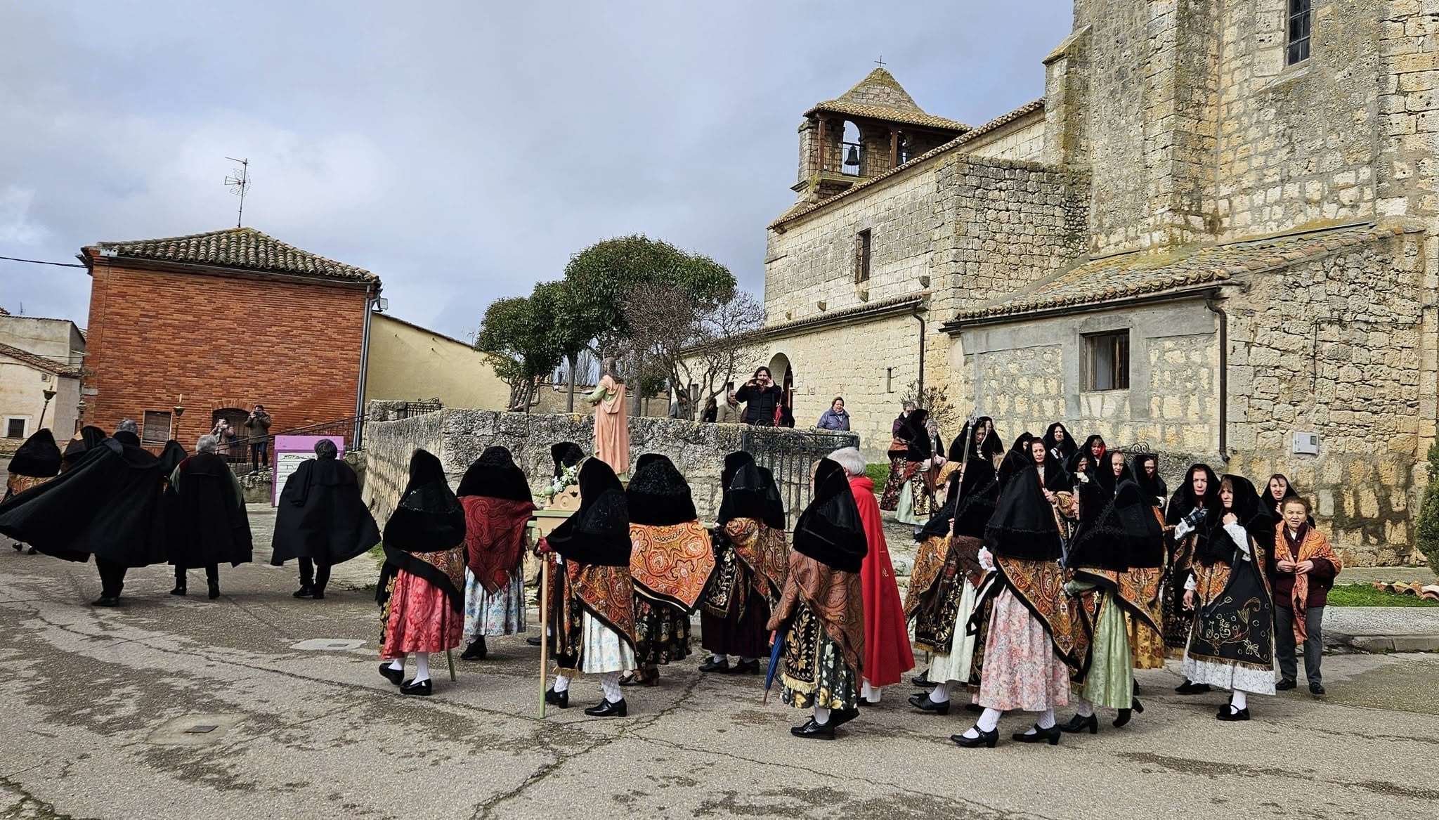 Las águedas de Tiedra aceptan al fin a solteras y divorciadas: “Una cofradía de mujeres no puede quitar a otras mujeres”