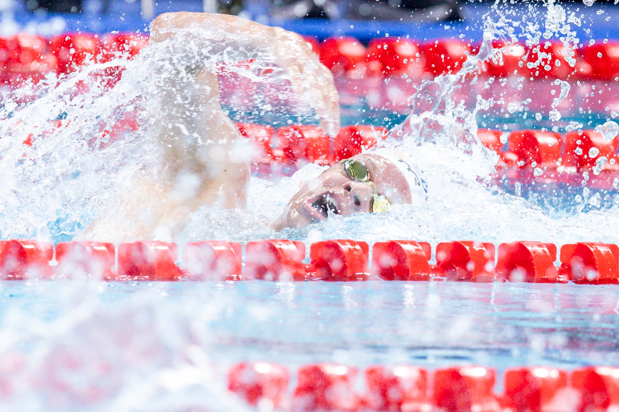 Francia se apoya en una posta supersónica de Marchand para ganar la plata en 4×200