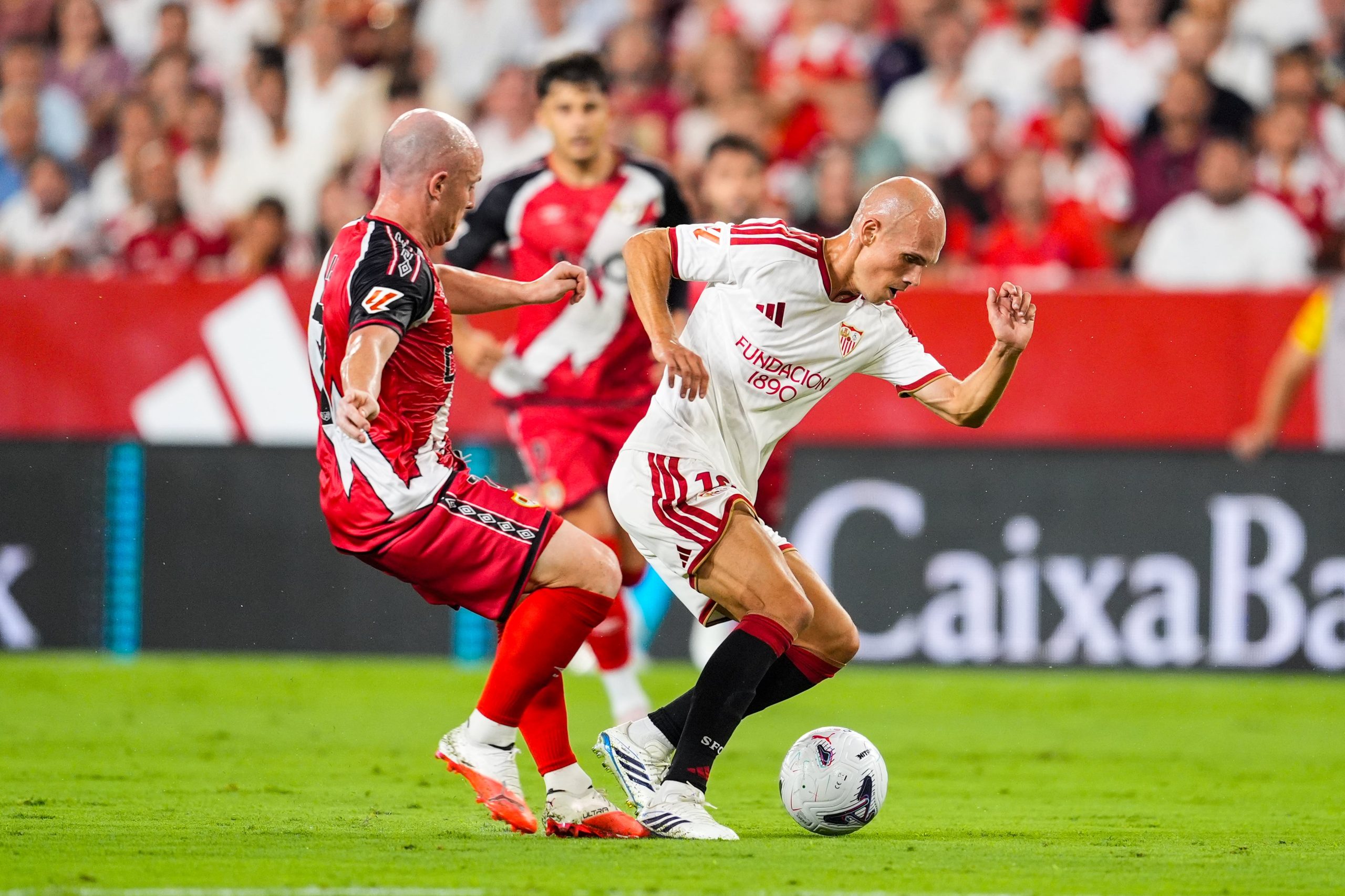El Sevilla remonta de penalti ante un Rayo muy flojo
