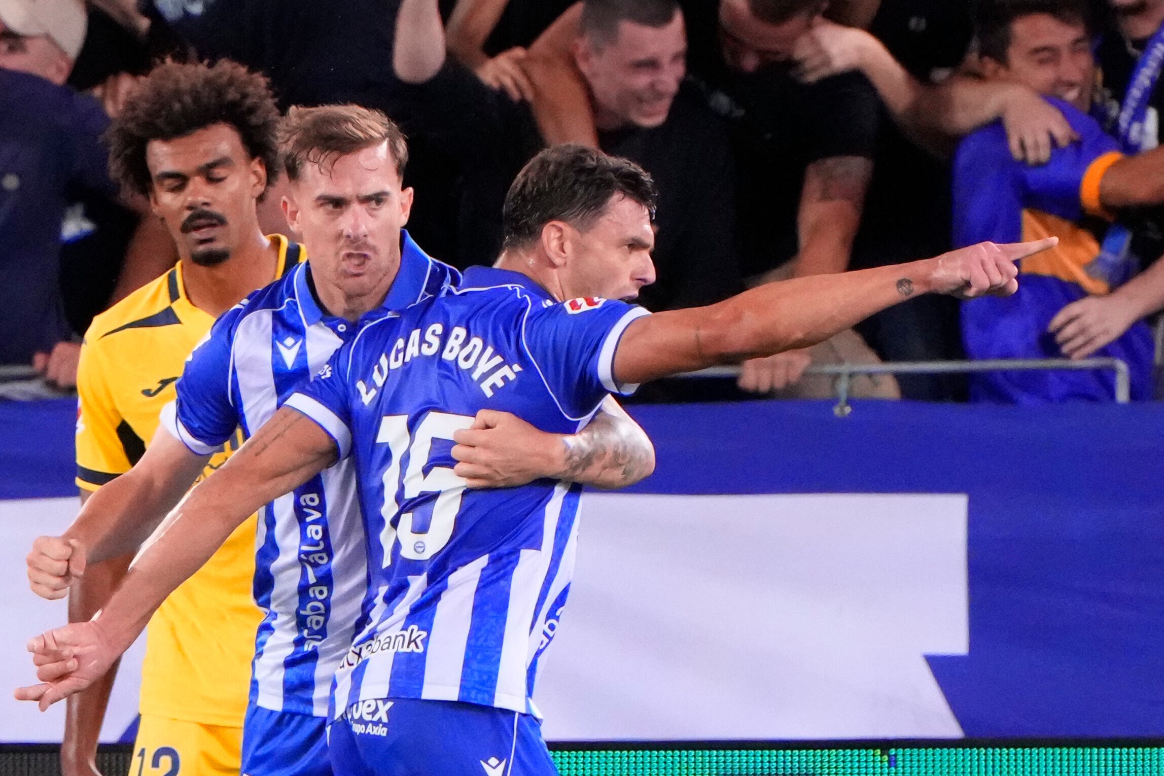 El Alavés, lanzado, se hace fuerte ante el Villarreal