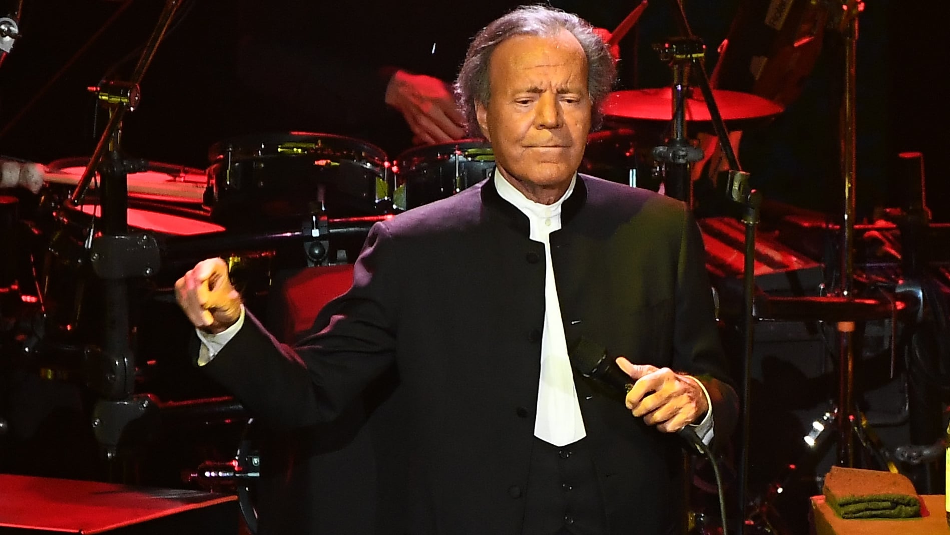 Las dos extrabajadoras de Julio Iglesias que lo denunciaron por agresión sexual anuncian una querella contra el cantante