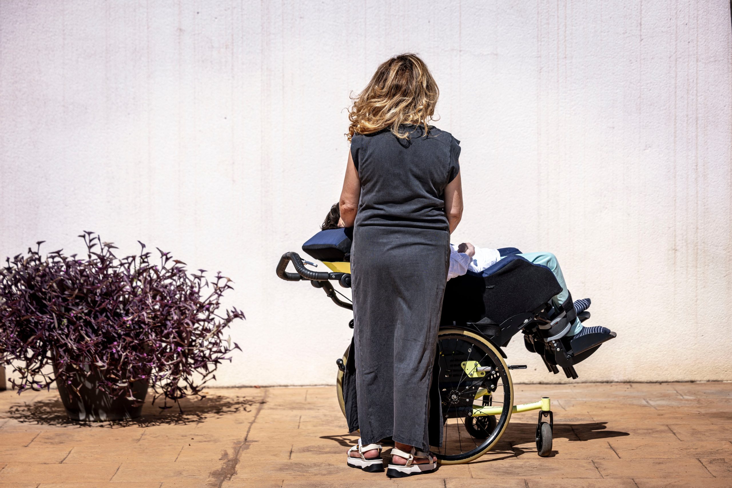 Tener hijos enfermos y que la ayuda pública para cuidarles se acabe al cumplir 26: “Nos la quitan cuando más la necesitamos”
