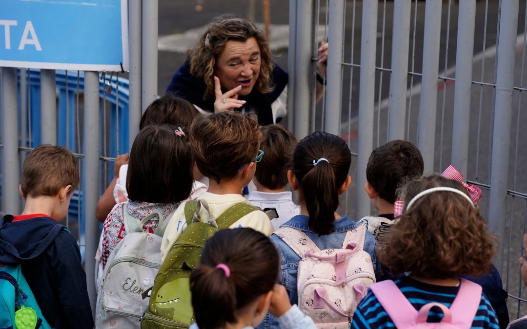 Los profesores de primaria de España dan 186 horas más de clase al año que los de secundaria y encabezan la brecha de los países desarrollados