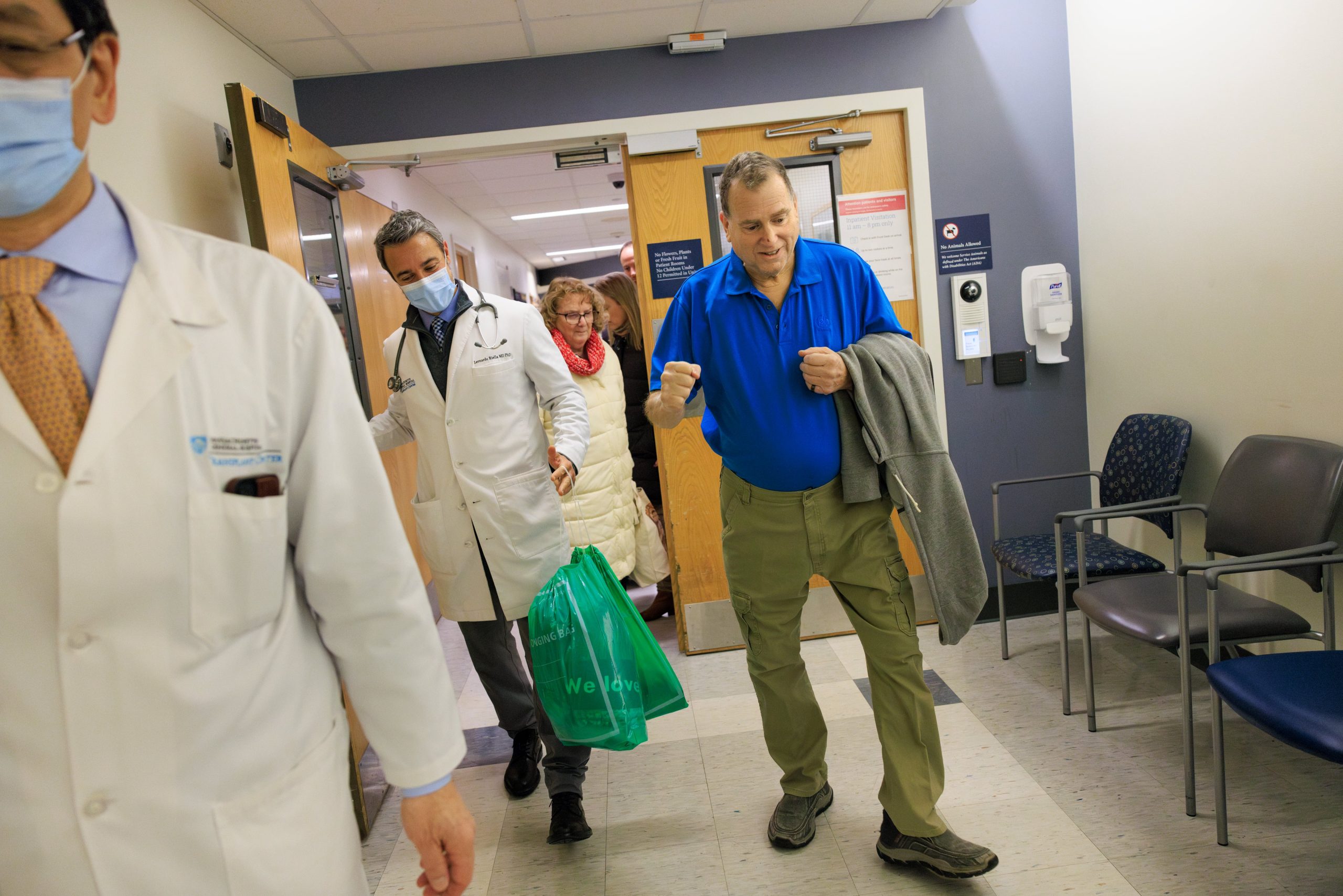 Un hombre sobrevive nueve meses con un riñón de cerdo hasta recibir un trasplante humano con éxito