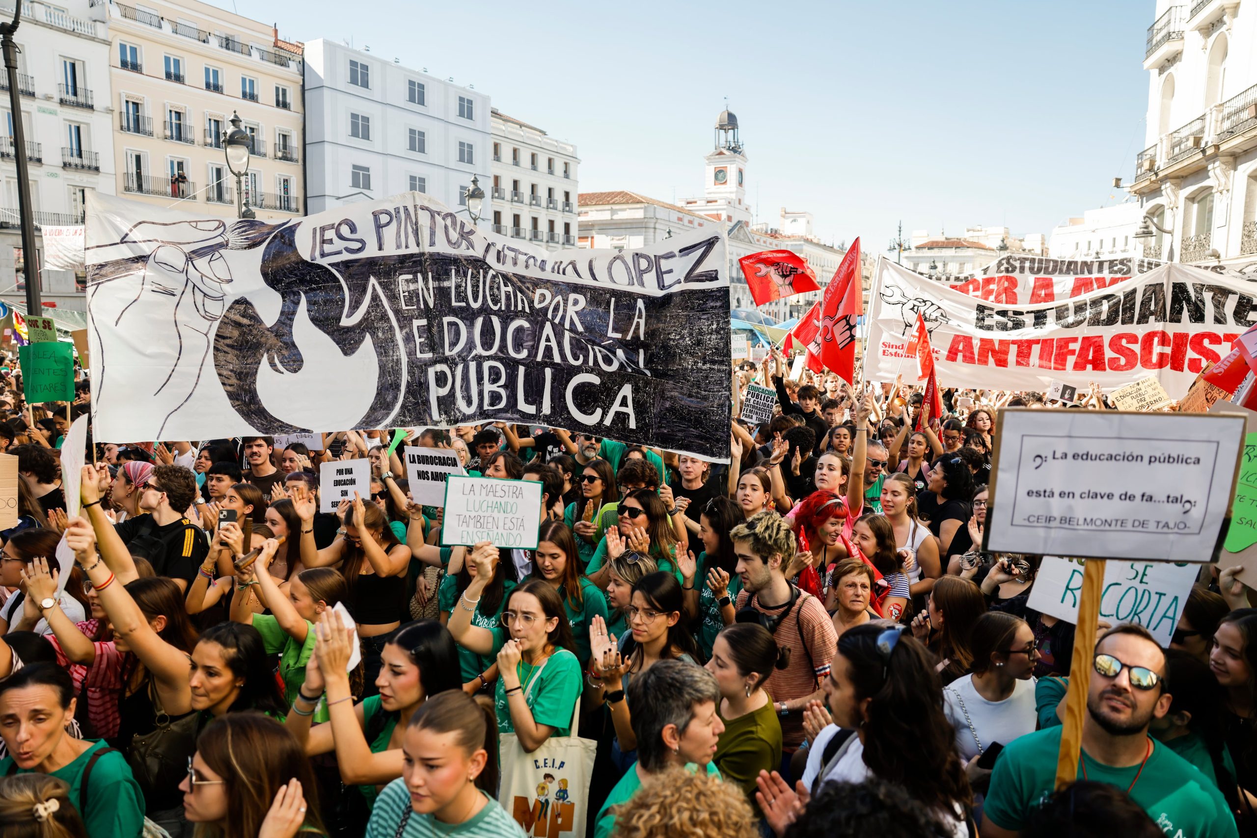 Alto seguimiento, cánticos contra Ayuso y cargas en la primera jornada de huelga del profesorado en Madrid