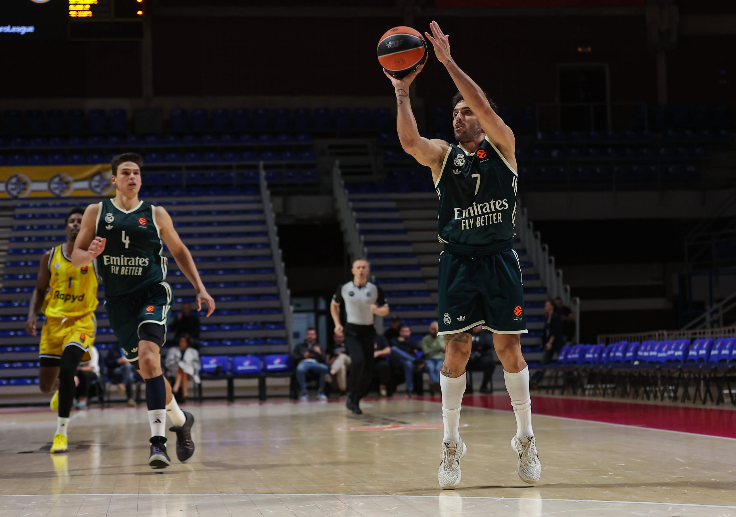 El Madrid se hincha a triples en su victoria ante el Maccabi (99-113)