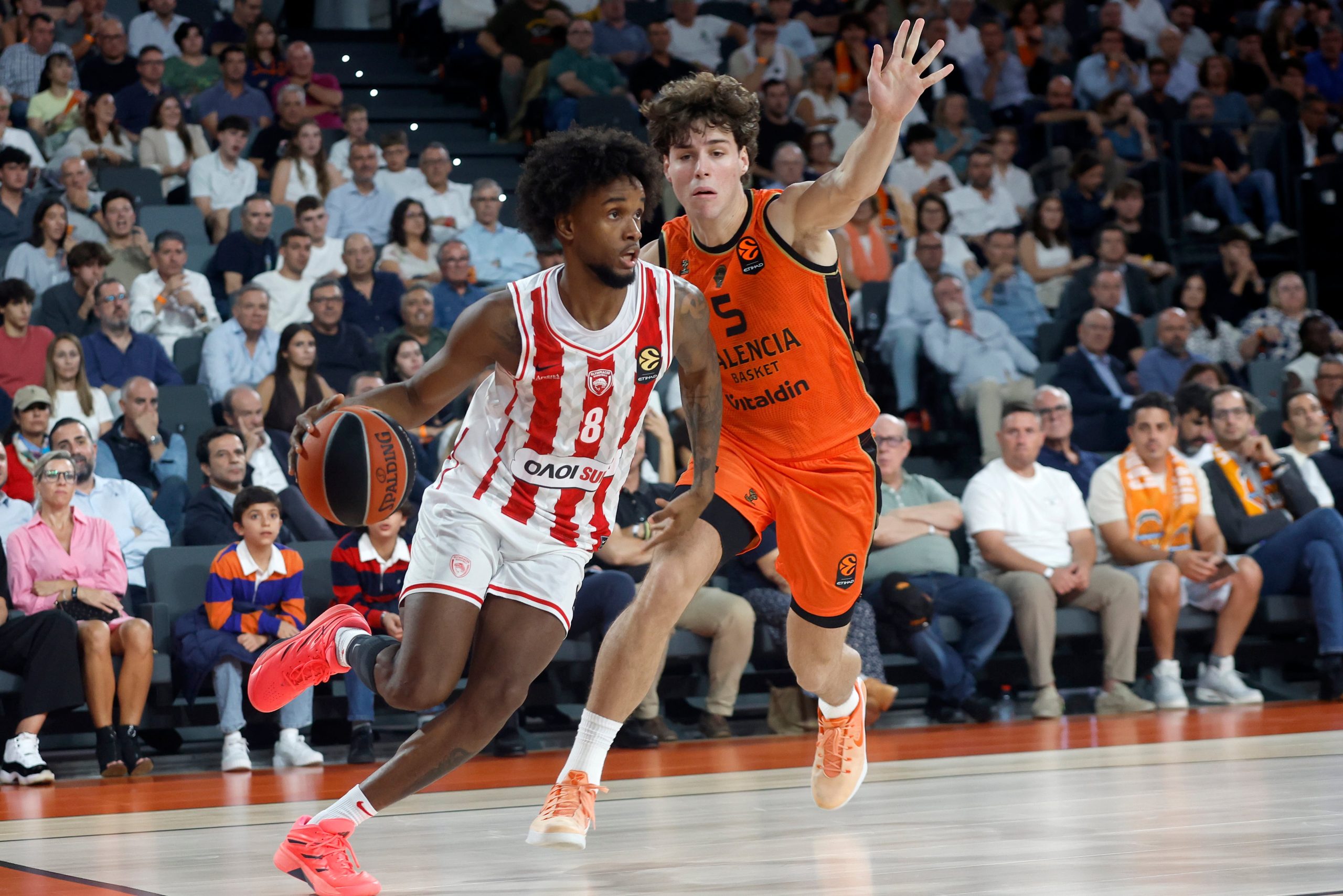 Jean Montero congela el Roig Arena en la victoria de Olympiacos contra el Valencia (97-102)