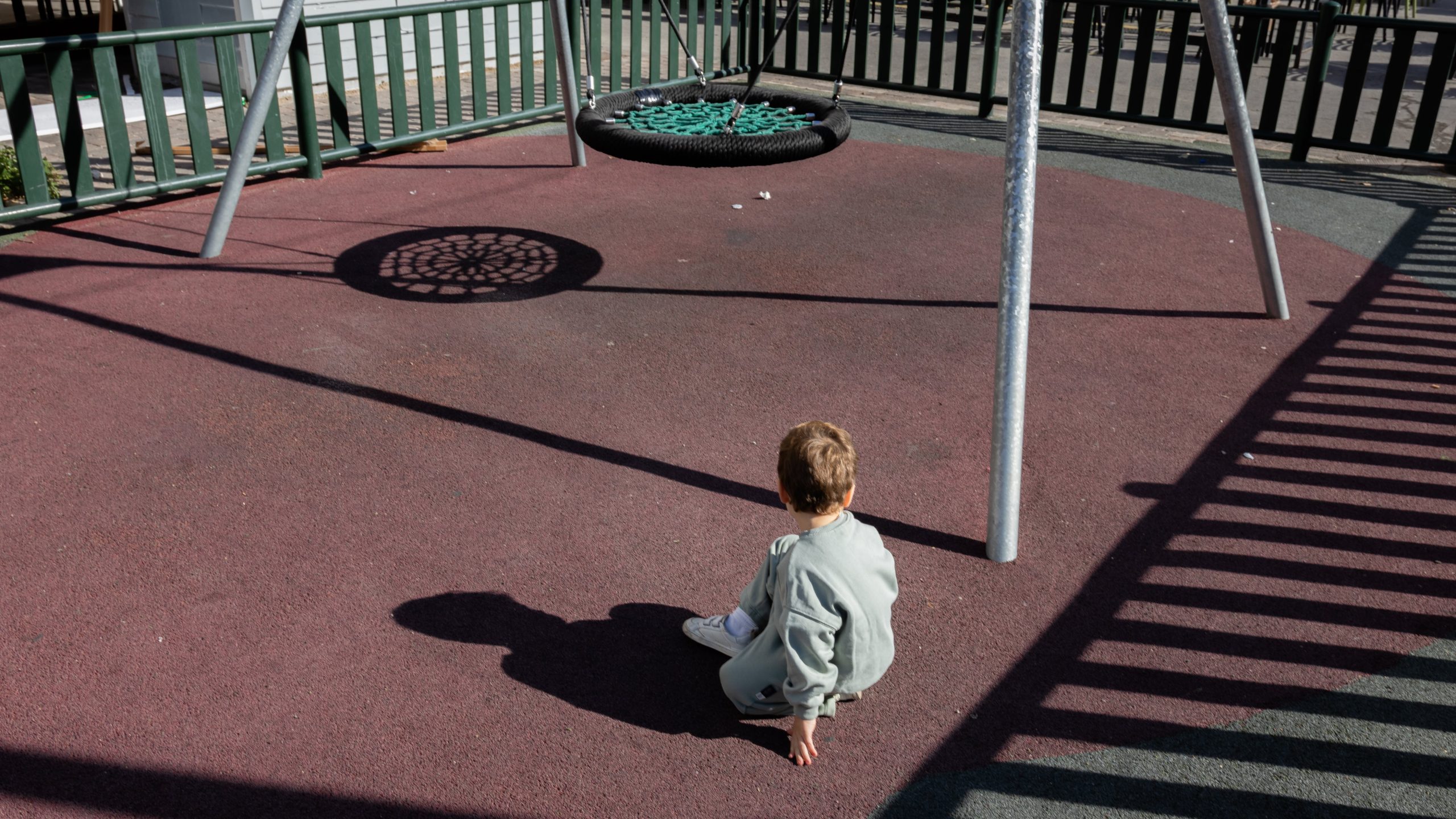 Cataluña plantea prohibir los parques infantiles con caucho reciclado por salud, el resto de España sigue a la espera