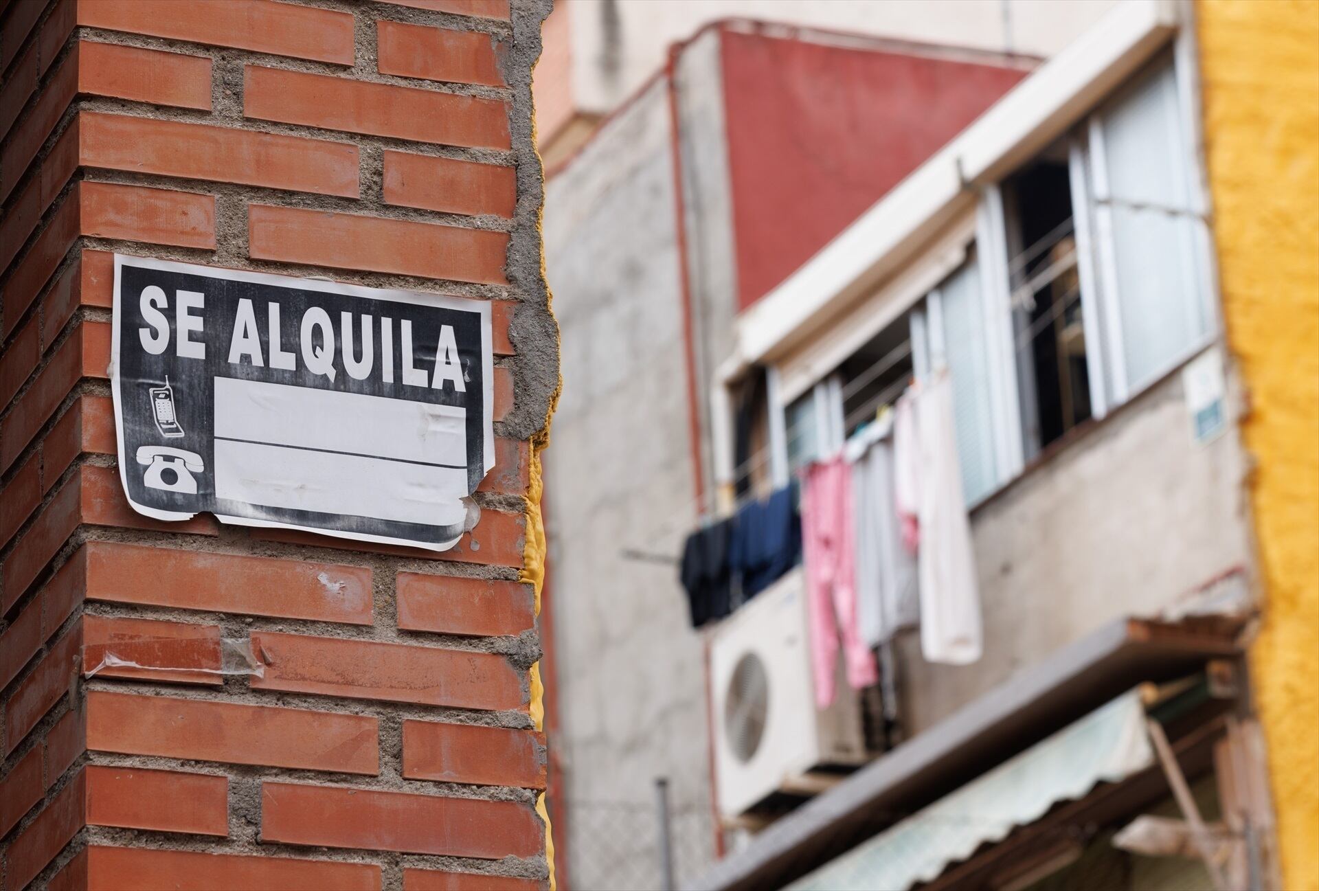 Alquilar una habitación sin contrato ni garantías a los 50, una ‘estrategia’ para sobrevivir frente a la crisis de vivienda
