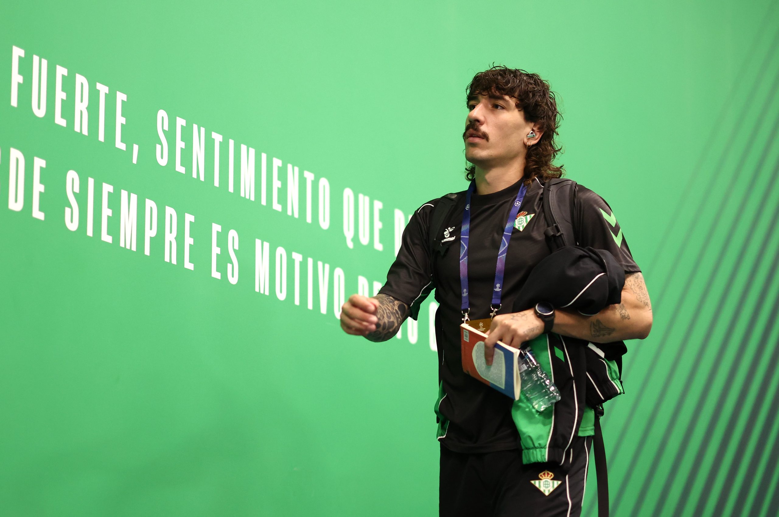 Héctor Bellerín interpone una querella contra el ‘youtuber’ Iñaki Angulo por delito de odio